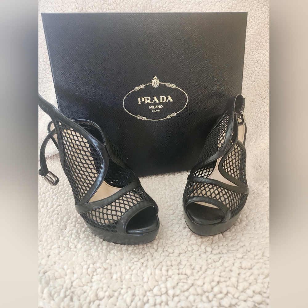 Black leather mesh platform style heels prada excelente used condition. Size 36.